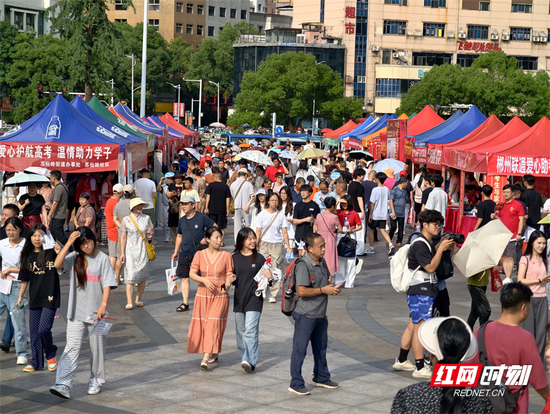 在湘钢一中考点，特警护航高考顺利进行。（湘潭站记者杨莉莎）