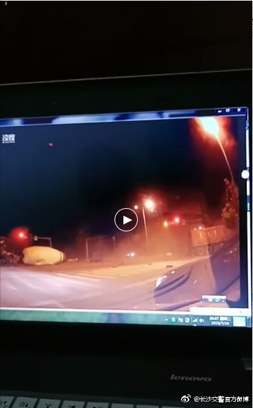 长沙两台水泥罐车相撞 两名驾驶人受伤