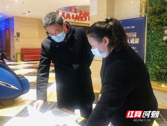 益阳大通湖区委委员 区委宣传统战部长樊浪波在某酒店查看来客登记记录。