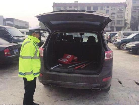 岳阳一疯狂司机无证驾驶加毒驾 遇查拖行交警数百米