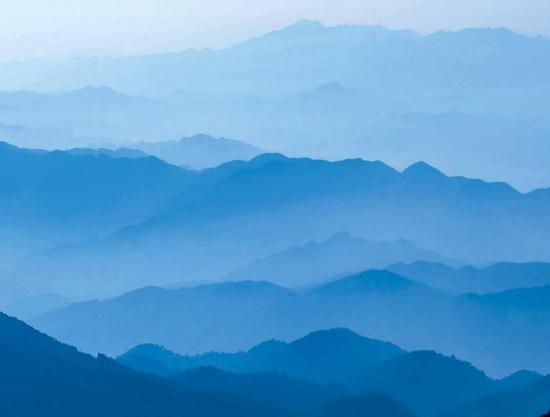 (雪峰山脉北段的大熊山,由数十座海拔 1000米以上的山峰,组成了一个宏大的山体,连绵百里。吴小兵 摄)