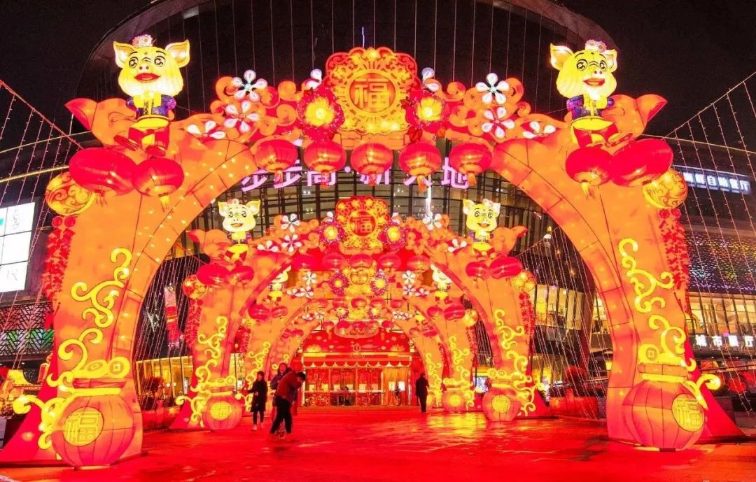 2019梅溪湖国际灯展在步步高梅溪新天地梅溪广场举行,80余组大型彩灯点亮美好生活。