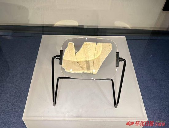 迄今为止高庙遗址出土时间最早的白陶残片(全媒体记者 李青青 摄)