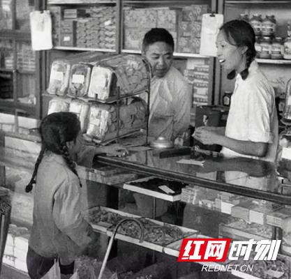市民在供销社购买商品