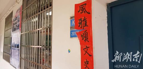 (教室里坐满了学生。)