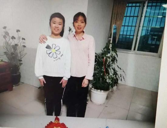胡依雯(左)与姑姑胡小云