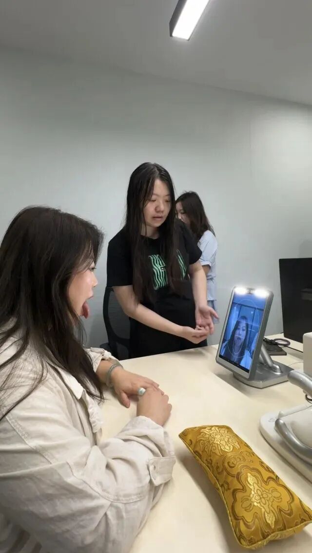 记者体验思邈AI中医药大模型。谢卓芳 摄