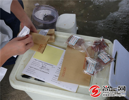 检验人员在渔场进行样品制备。尚一网记者 罗朝阳 摄