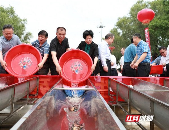 省委常委、省人民政府副省长张迎春（左四）参加放鱼活动。（叶素丰 摄）