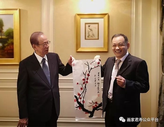 福田前首相仅画几分钟一张《红梅图》跃然纸上