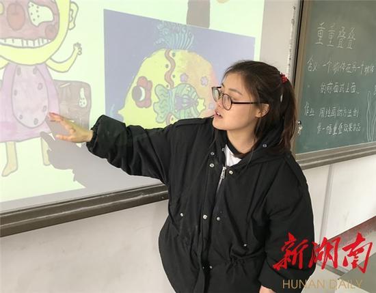 “走教”美术老师屈佳用看图说话方式启发学生