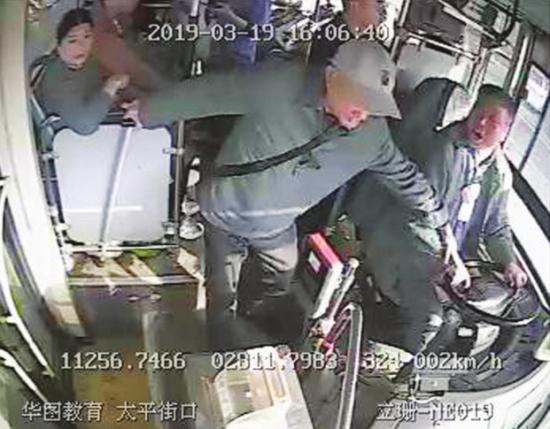 惊魂10秒：长沙一公交行驶中司机被拽倒