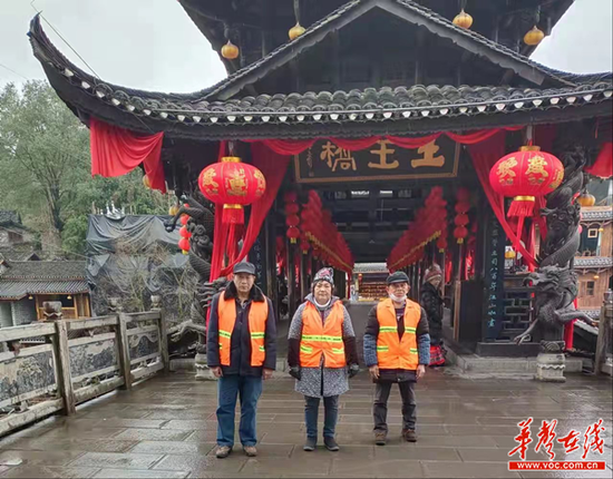 (景区安排了工作人员负责铲冰除雪。景区供图)