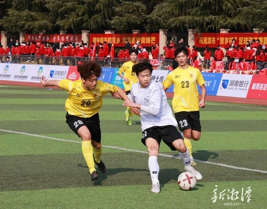 湘潭县队与湘钢集团队比赛现场。（全媒体记者 汤俊 摄）