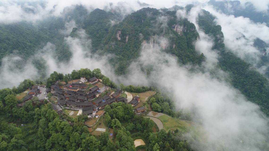 群山环抱的十八洞村圆了富裕梦。中国日报图