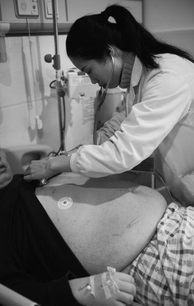 2月22日，湖南省人民医院，医生正在对钱小胖进行检查。今年31岁的钱小胖因心衰致全身浮肿，在医院治疗五天后减重达80斤。图/记者杨旭
