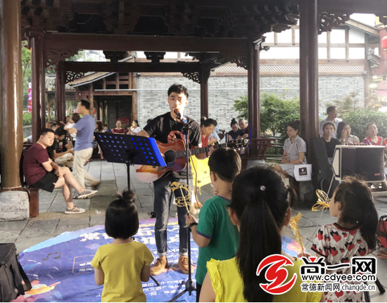 观众们在夏夜的微风细雨中品味着歌者之心、河街之美。记者 罗朝阳 摄