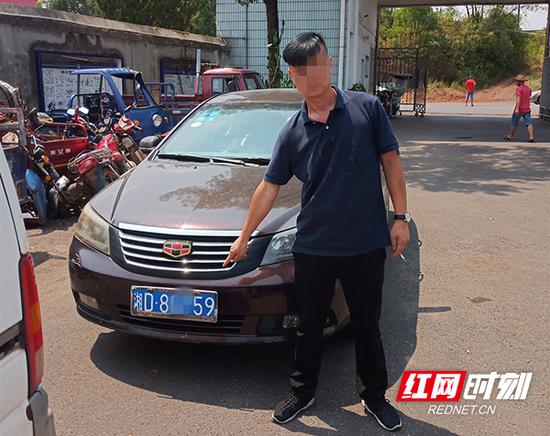 伍某某花数千元钱从黑中介制作假驾驶证和身份证,被交警识破查获。