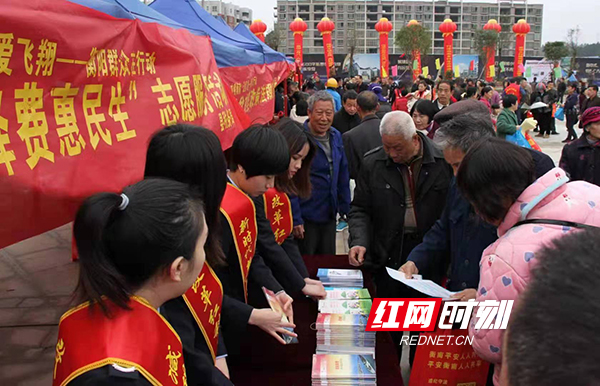 伴随着“泉湖二月八”农耕文化节的开幕,国家税务总局衡南县税务局税法宣传小分队也来“凑热闹”了。