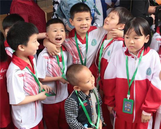 长沙50多名孩子冒雨卖羊奶 为残疾儿童筹募手术费