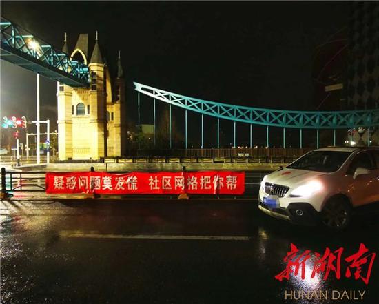 (郑能量驾驶着车子,穿梭在武汉大街小巷)