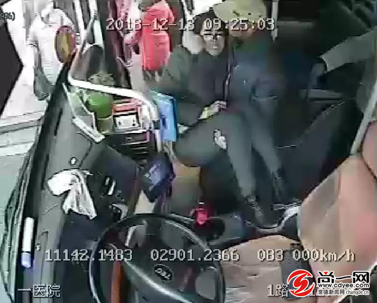 图为施救现场。