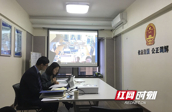 长沙麦都网络科技公司代理律师刘异（左一）在律所“出庭”，参加杭州互联网法院的庭审