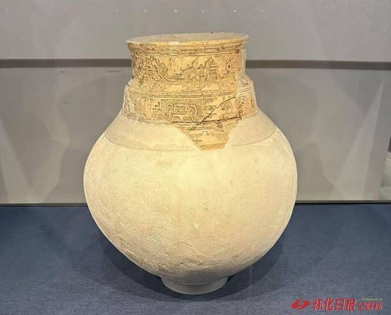 高庙遗址出土的双曲颈白陶罐(全媒体记者 李青青 摄)