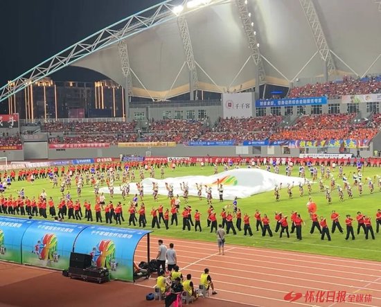 (10月4日,湘超怀化队主场开幕式现场。怀化日报全媒体记者 李青青 摄)