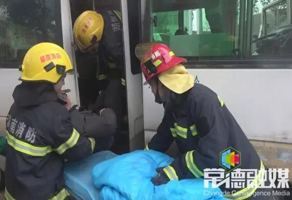 惊险!澧县两车相撞 驾驶员被困小腿被座位卡住