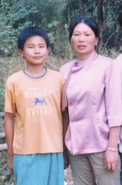 小时候的邓超和妈妈刘春兰的合影。图/受访者提供