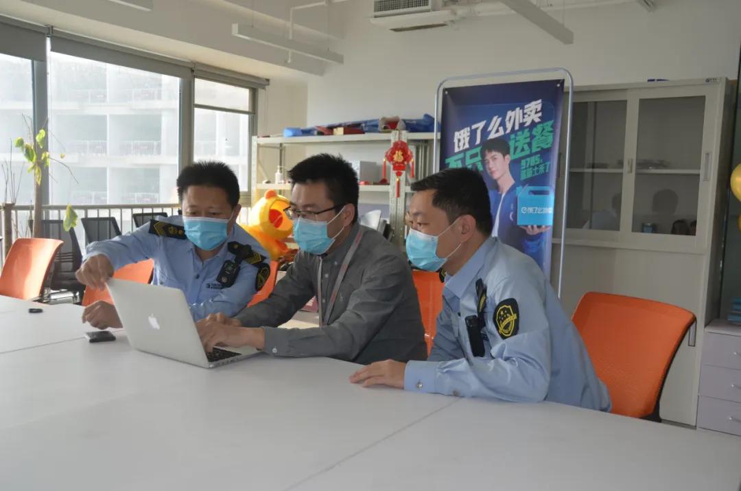 市场监管执法人员在饿了么调查取证