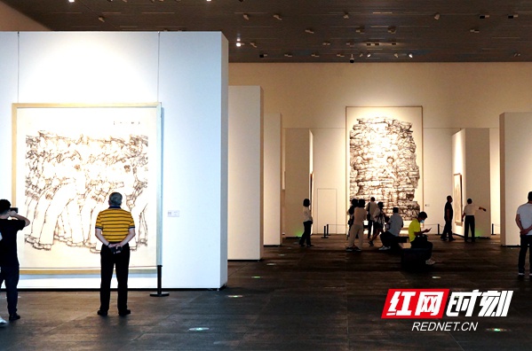本次展览遴选了老中青三代军旅美术家创作的150余件优秀主题性美术作品进行集中展出。