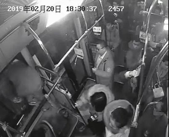 2 月 20 日，长沙 601 路公交车，男生因为 坐过站直接从车窗跳下。视频截图