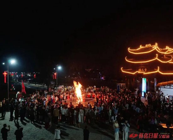 (在京昆古驿道自驾游精品旅游线路的加持下,沅陵县官庄镇界亭驿村驿站旅游经济持续火热。10月5日晚,来自江西、湖北、广东等地的游客载歌载舞,在该村参加篝火晚会,共庆“双节”。向绪丽 摄)