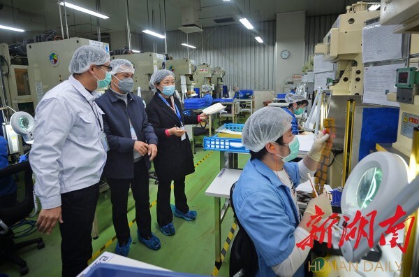 2月17日,长沙经济技术开发区湖南维胜科技有限公司,驻企防疫联络员刘瑛在检查指导企业做好防疫措施。湖南日报记者 李健 摄