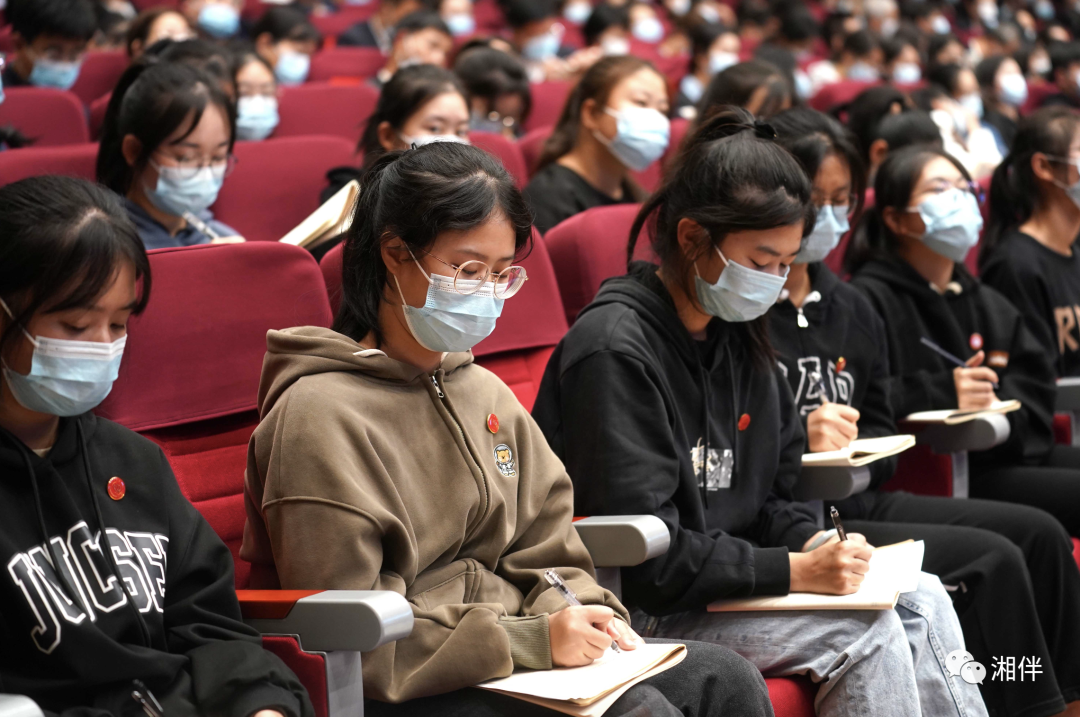 11月4日下午，学习贯彻党的二十大精神中央宣讲团高校宣讲报告会宣讲现场，高校学生代表认真记录。湖南日报全媒体记者 唐俊 摄