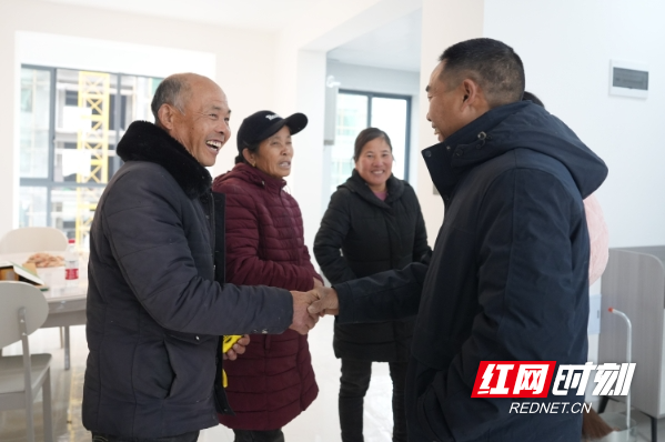 朱元珍夫妇在邻居家串门。