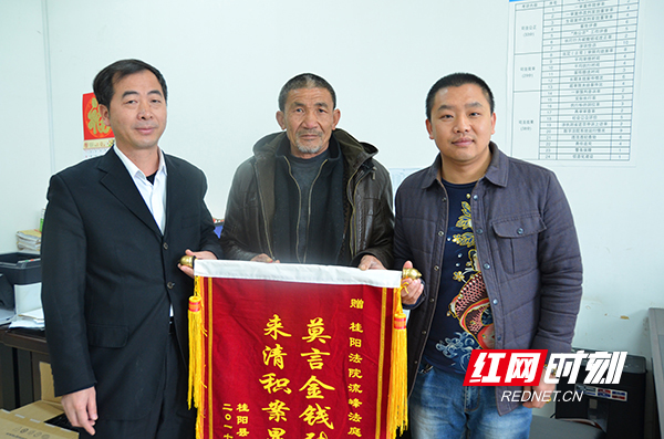 周海兵(右一)与当事人在一起。