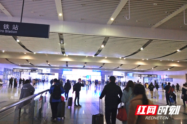 2月24日,在长沙火车南站,旅客正在有序进出站。