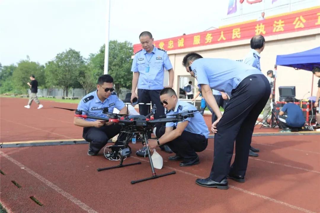 操作警用无人机的蜀黍