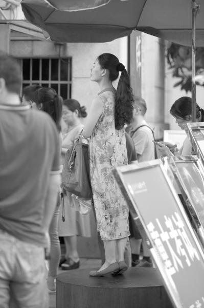 长沙中考开始 考场外妈妈踮起脚尖守望