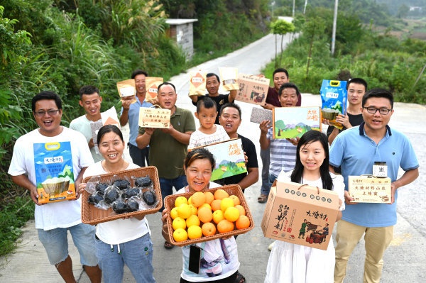 8月29日,新宁县安山乡大塘村,村民们展示当地的农特产品。 湖南日报记者 唐俊 摄