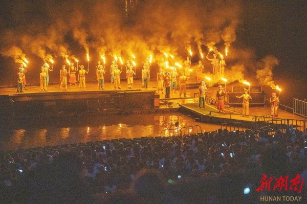 广西壮族自治区桂林市阳朔县大型桂林山水实景演出《印象·刘三姐》。