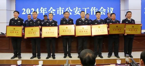 ▲副市长、公安局长罗飞虎上台领奖(右三)