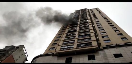 新化一高层建筑起火 消防员疏散被困 200 多人