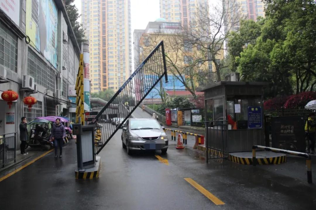 九重天花园小区陷涨价风波,到目前为止,小区秩序一切正常。