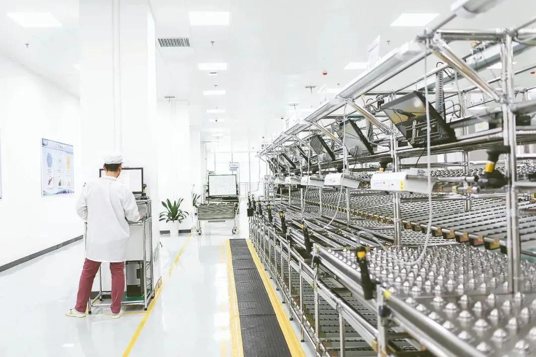 ▲ 8月17日,在湘江鲲鹏生产线,工作人员正在进行设备调试。柯鸣 摄