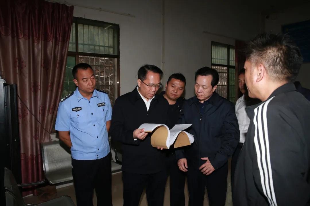 在常宁市宜潭治超检测站督导治超工作
