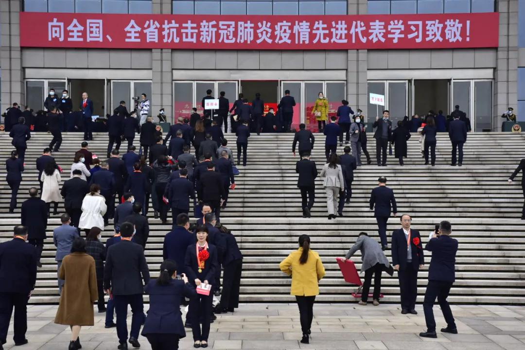 英雄们步入湖南人民会堂会场。 湖南日报记者 童迪摄